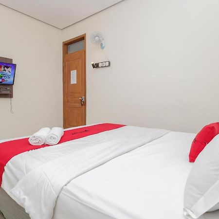 Отель Reddoorz At Wr Supratman Batu Бату Экстерьер фото