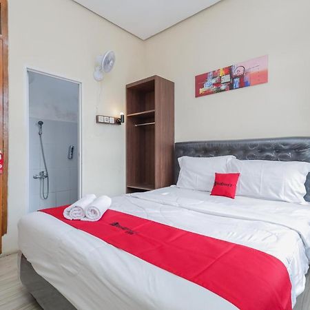 Отель Reddoorz At Wr Supratman Batu Бату Экстерьер фото