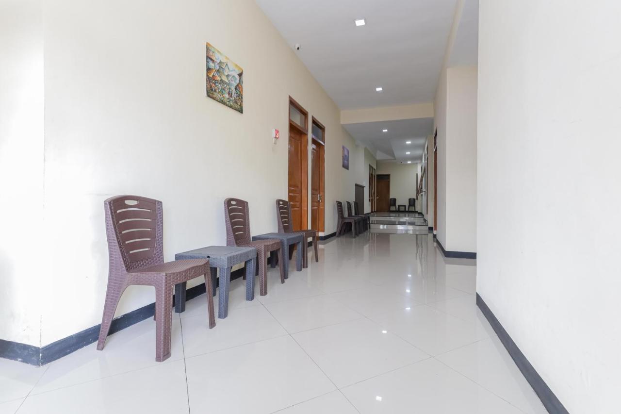 Отель Reddoorz At Wr Supratman Batu Бату Экстерьер фото