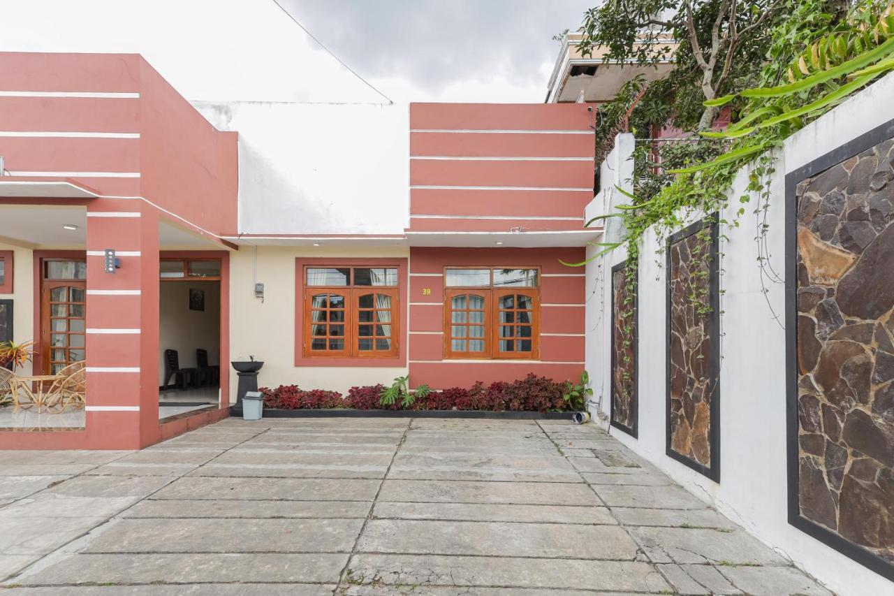 Отель Reddoorz At Wr Supratman Batu Бату Экстерьер фото
