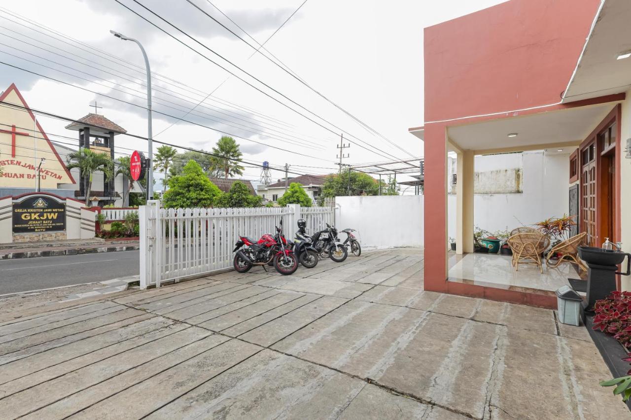 Отель Reddoorz At Wr Supratman Batu Бату Экстерьер фото