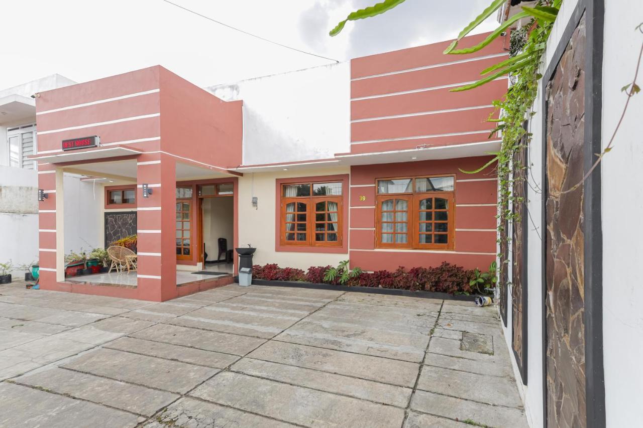Отель Reddoorz At Wr Supratman Batu Бату Экстерьер фото