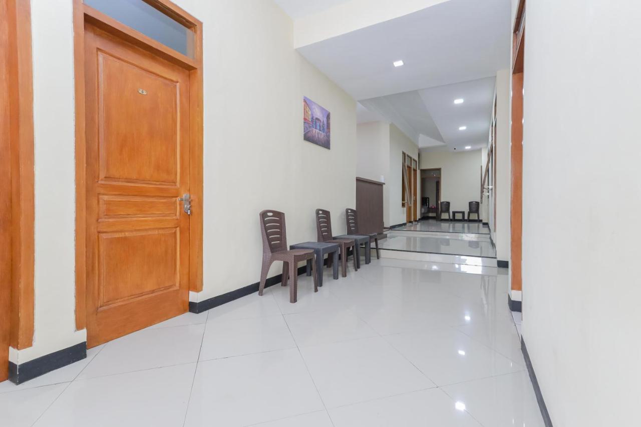 Отель Reddoorz At Wr Supratman Batu Бату Экстерьер фото