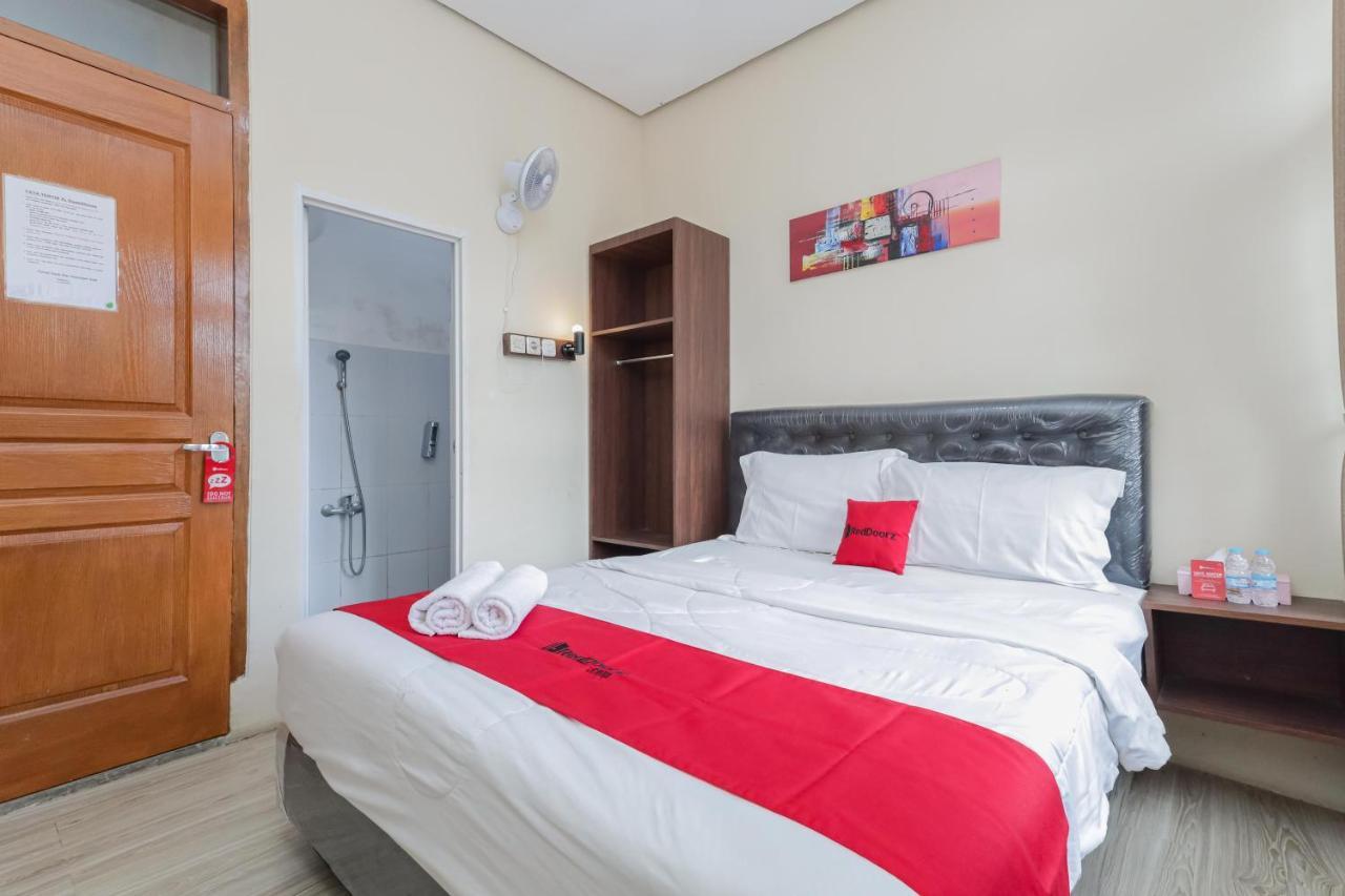 Отель Reddoorz At Wr Supratman Batu Бату Экстерьер фото