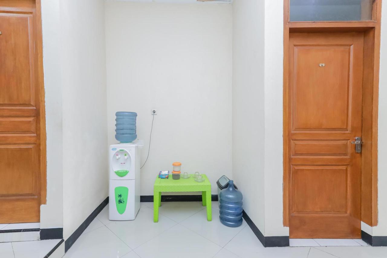 Отель Reddoorz At Wr Supratman Batu Бату Экстерьер фото