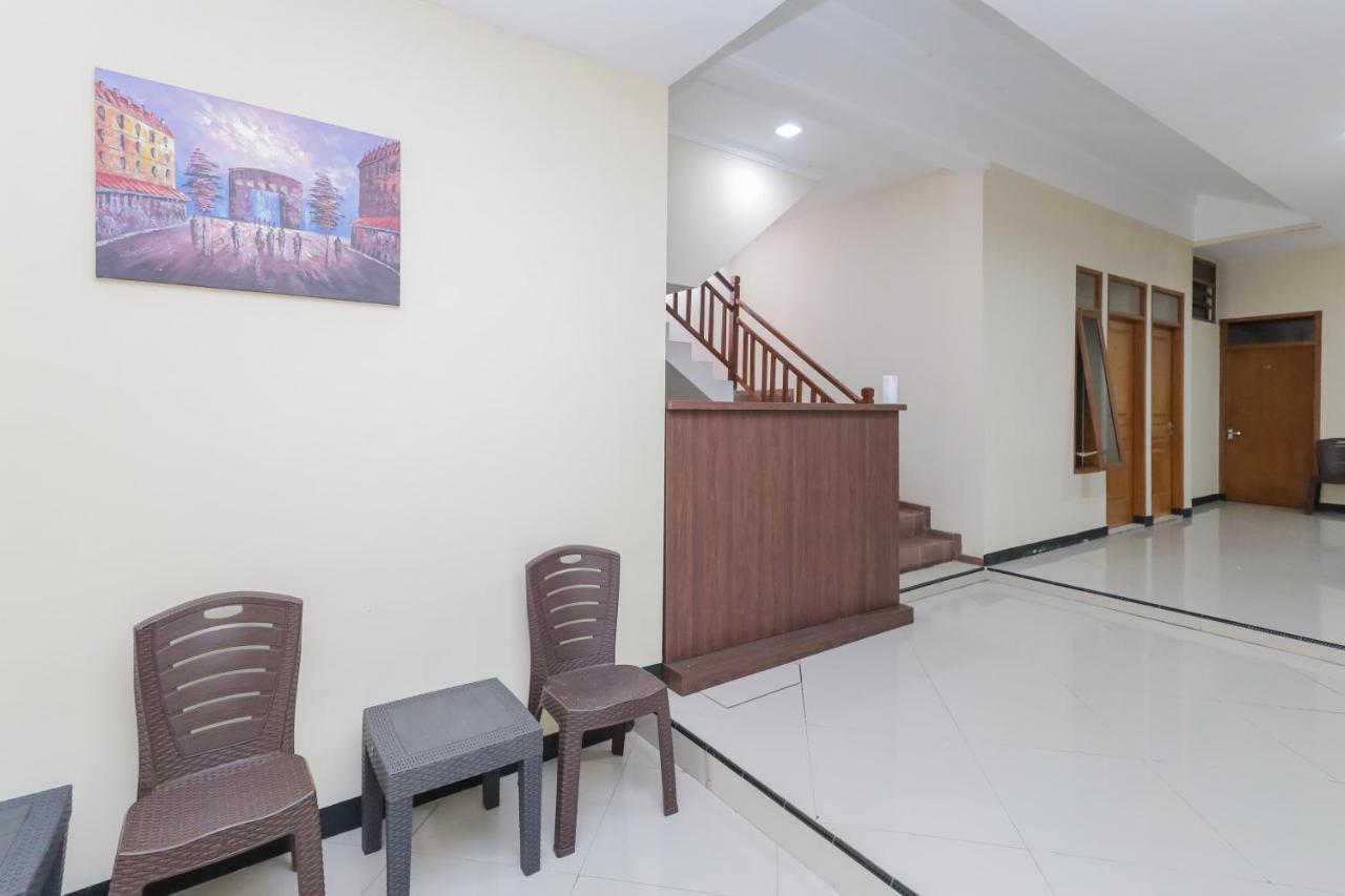 Отель Reddoorz At Wr Supratman Batu Бату Экстерьер фото