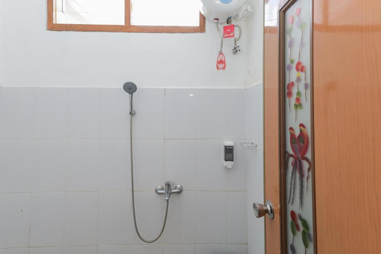 Отель Reddoorz At Wr Supratman Batu Бату Экстерьер фото
