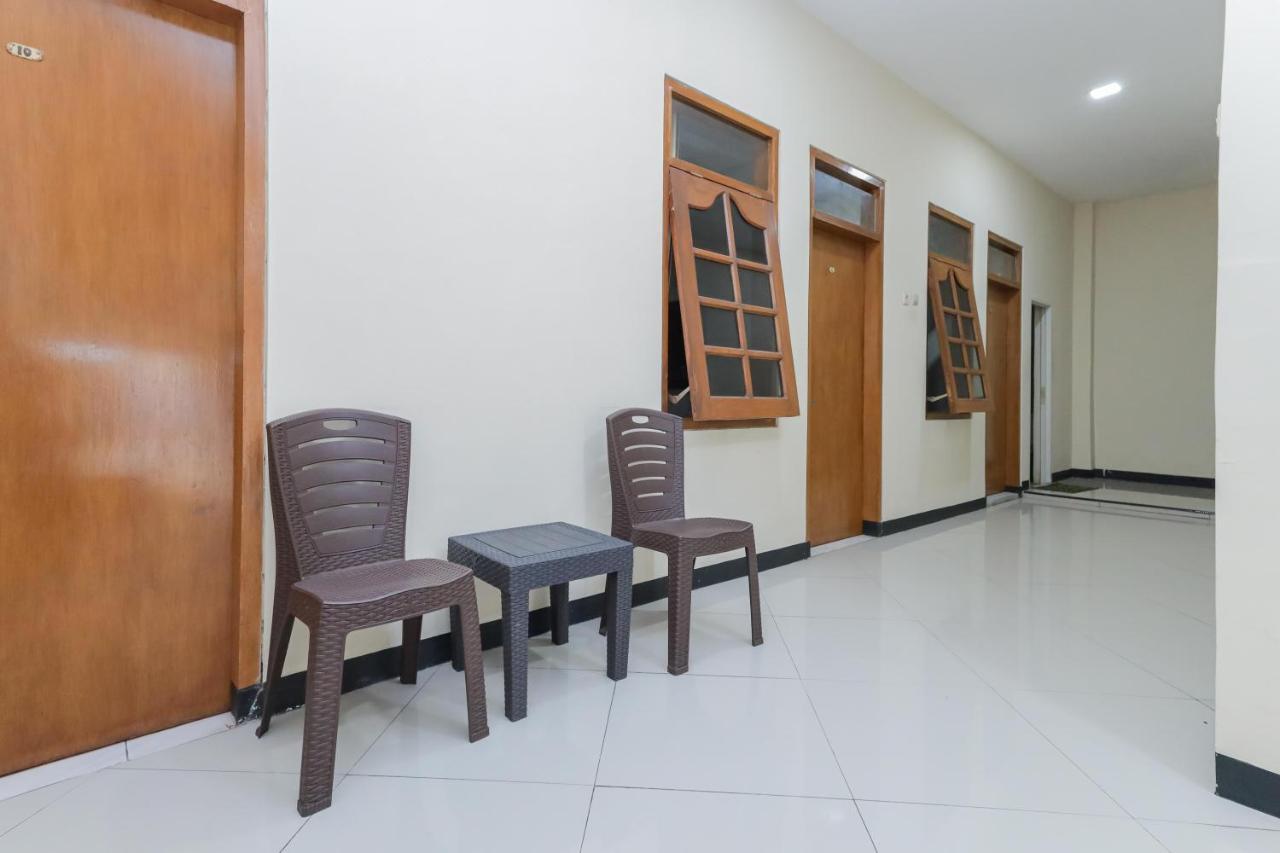 Отель Reddoorz At Wr Supratman Batu Бату Экстерьер фото