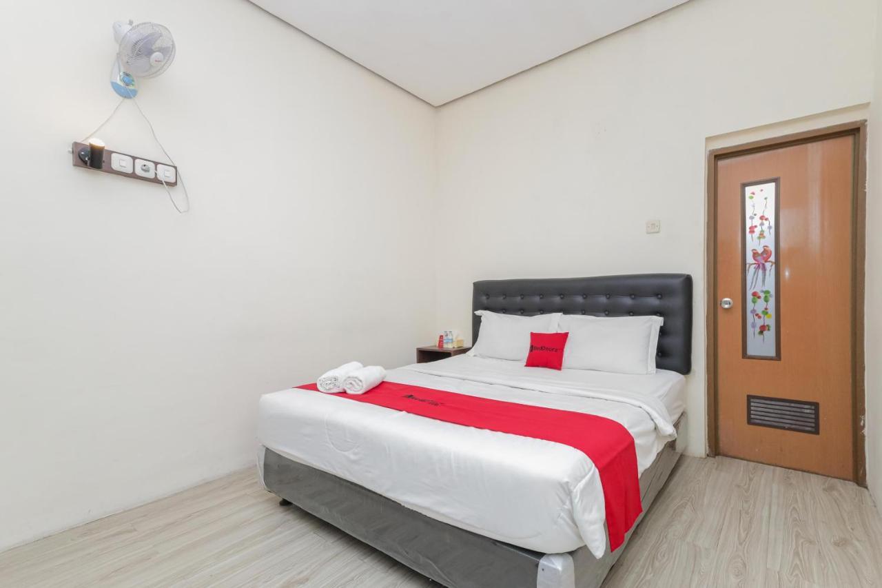 Отель Reddoorz At Wr Supratman Batu Бату Экстерьер фото